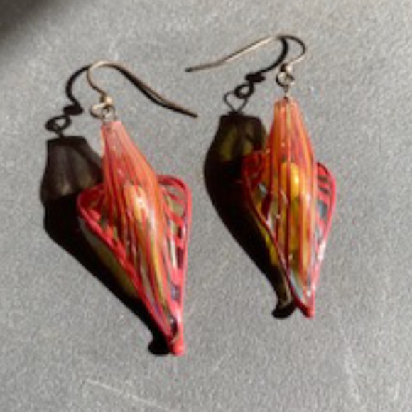 CORAL UNIQUE HANDBLOWN PETAL EARRINGS W/ PEARL - Picture 2 of 4